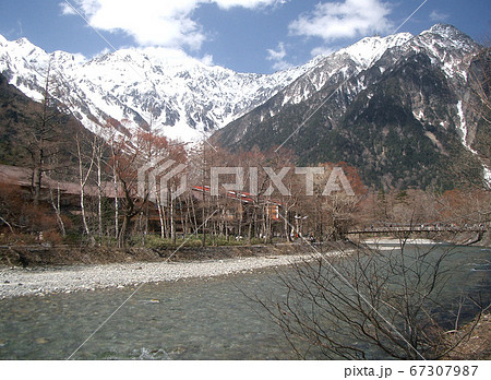 上高地の梓川と河童橋と明神岳（長野県松本市） 67307987
