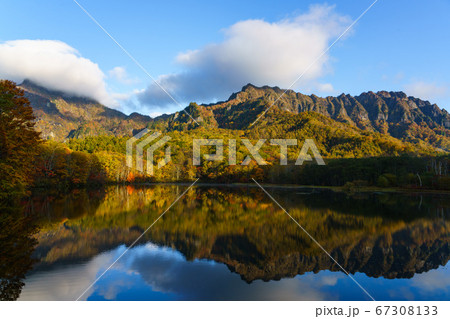 戸隠　鏡池　紅葉 67308133