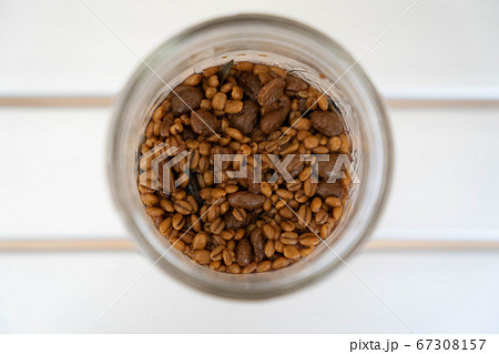 メイソンジャーで作る日本の伝統発酵食品のひしお。発酵初日。俯瞰撮影。 67308157