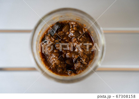 メイソンジャーで作る日本の伝統発酵食品のひしお。発酵6日目。俯瞰撮影。 67308158