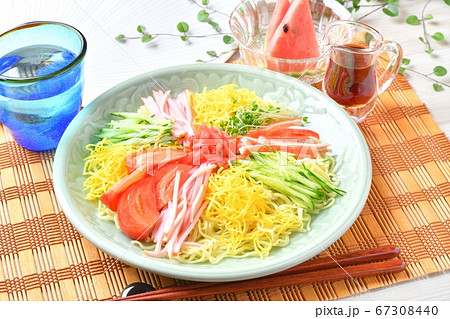 夏の定番麺料理「冷し中華（冷やし中華）」、醤油味のタレ、トマト、錦糸卵、ハム、キュウリを添えて。 67308440