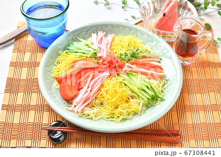 夏の定番麺料理「冷し中華（冷やし中華）」、醤油味のタレ、トマト、錦糸卵、ハム、キュウリを添えて。 67308441