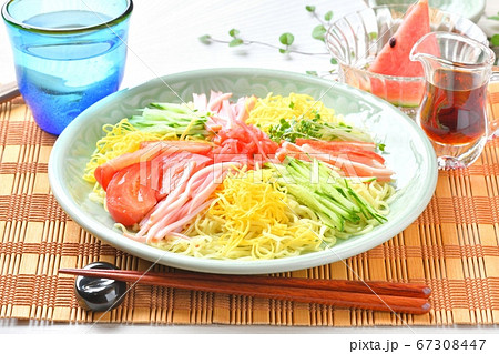 夏の定番麺料理「冷し中華(冷やし中華)」、醤油味のタレ、トマト、錦糸卵、ハム、キュウリを添えて。 夏の定番麺料理「冷し中華(冷やし中華)」、醤油味のタレ、トマト、錦糸卵、ハム、キュウリを添えて。 67308447