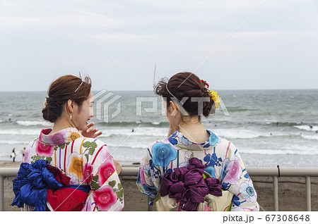海沿いを散策する浴衣の女性 67308648
