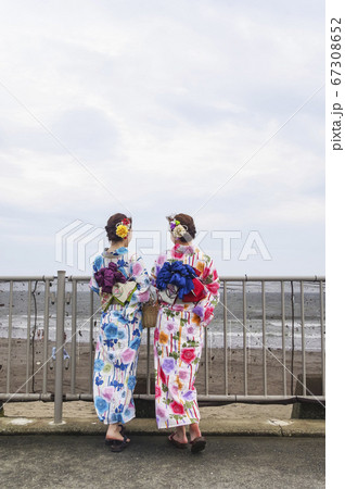 海沿いを散策する浴衣の女性 海沿いを散策する浴衣の女性 67308652