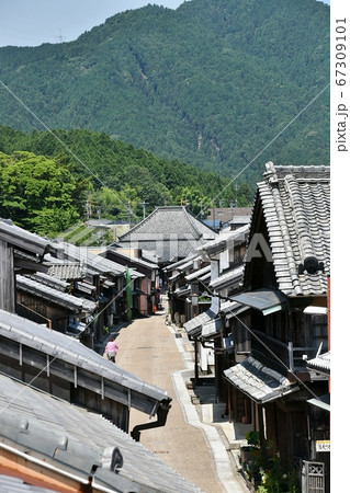 眺関亭から見た関宿の家並み 67309101