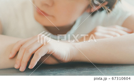 倦怠感を感じる30代女性 倦怠感を感じる30代女性 67310604