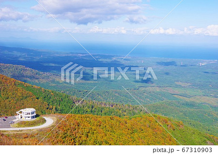 青森県むつ市 紅葉する釜臥山と展望台 津軽海峡を望む 青森県むつ市 紅葉する釜臥山と展望台 津軽海峡を望む 67310903