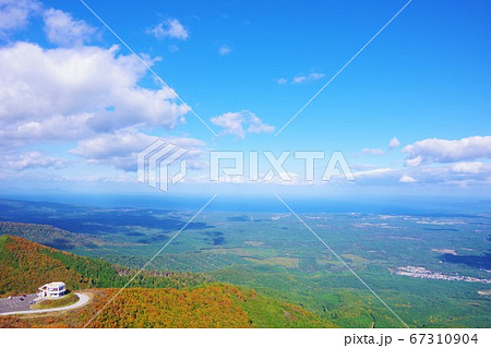 青森県むつ市　紅葉する釜臥山と展望台　津軽海峡を望む 67310904