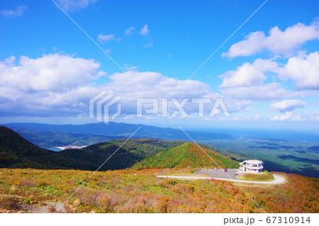 青森県むつ市　紅葉時期の釜臥山展望台と霊場恐山　 67310914