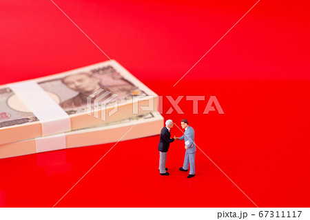 お金とビジネスマン 赤バック お金とビジネスマン 赤バック 67311117