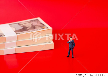 お金とビジネスマンイメージ 赤バック お金とビジネスマンイメージ 赤バック 67311119