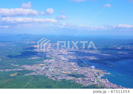 青森県　釜臥山山頂から見たむつ市街 67311354