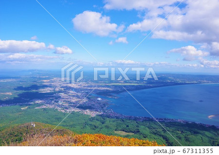 青森県 紅葉した釜臥山山頂から見たむつ市街 青森県 紅葉した釜臥山山頂から見たむつ市街 67311355