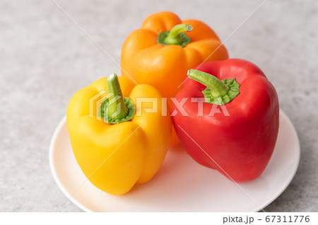 色とりどりのパプリカ 色とりどりのパプリカ 67311776