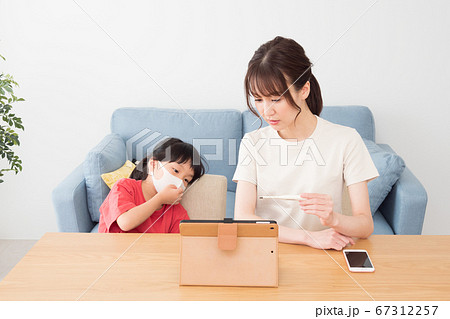 オンライン診療を受ける親子 67312257