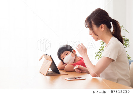 オンライン診療を受ける親子 67312259