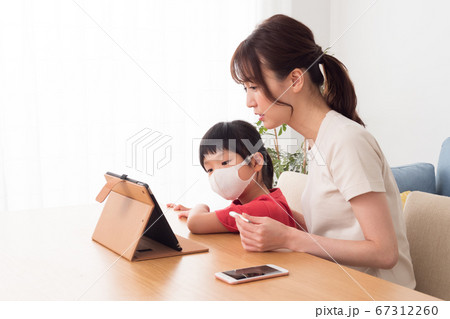 オンライン診療を受ける親子 67312260