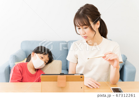 オンライン診療を受ける親子 67312261