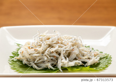 大葉(青じその若葉)の上に釜揚げしらす。 67313573