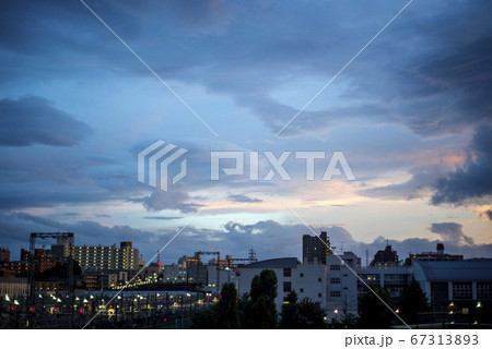 梅雨前線の夕空 67313893