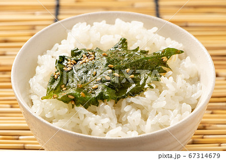 大葉(青じその葉)のごま醤油漬けがのせられたごはん。 大葉(青じその葉)のごま醤油漬けがのせられたごはん。 67314679