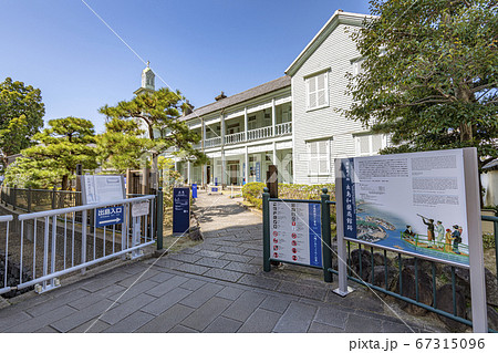 長崎県長崎市　出島資料館本館と出島への入り口 67315096