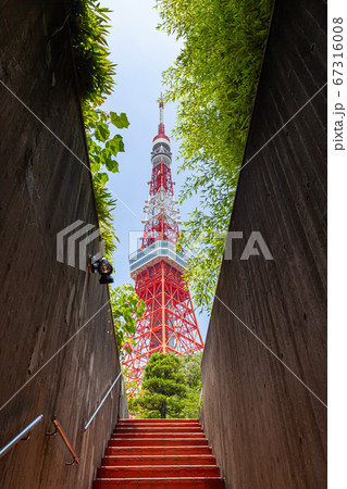 地下駐車場階段から見た東京タワーの写真素材