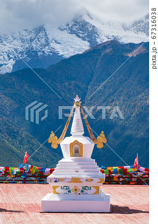 traditional Tibetan buddhist style white pagoda with meili snow mountain on background traditional Tibetan buddhist style white pagoda with meili snow mountain on background 67316038