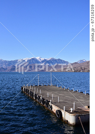 中禅寺湖から眺める日光白根山 67316209