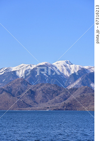 中禅寺湖から眺める日光白根山 67316213