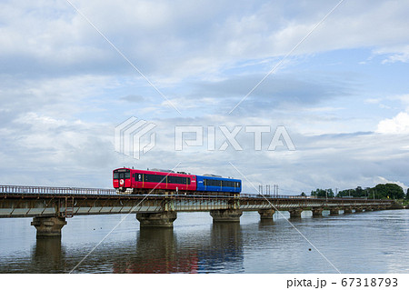 男鹿線の八郎川橋梁を渡るEV-E801系 67318793