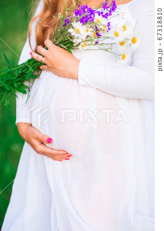 Beautiful young pregnant woman relaxing in nature 67318810