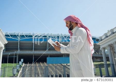 Smiling rich arabian man's buying real estate in the city 67319301