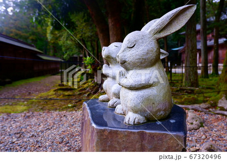 祈りをする2頭のウサギのオブジェの写真素材