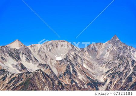 真っ青な夏空と、中岳、大喰岳、日本のマッターホルン名峰槍ヶ岳等のスカイライン。山肌。大喰岳。中岳。 真っ青な夏空と、中岳、大喰岳、日本のマッターホルン名峰槍ヶ岳等のスカイライン。山肌。大喰岳。中岳。 67321181