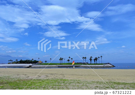 田ノ浦ビーチと綺麗な青空 67321222
