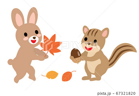 秋の収穫に喜ぶ可愛い動物 ウサギとリスのイラスト素材