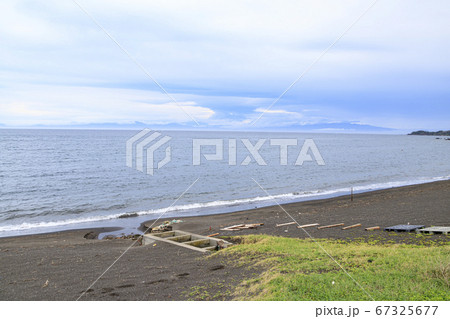 湘南の閑散として梅雨時期の海岸 湘南の閑散として梅雨時期の海岸 67325677