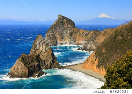 【静岡県】晴天下の富士山と千貫門 【静岡県】晴天下の富士山と千貫門 67326585