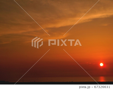新潟市　日本海な沈む夕日 67326631
