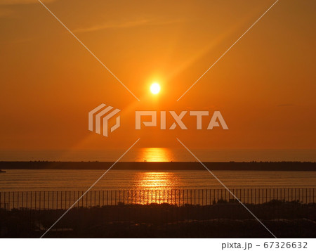 新潟市　日本海に沈む夕日 67326632