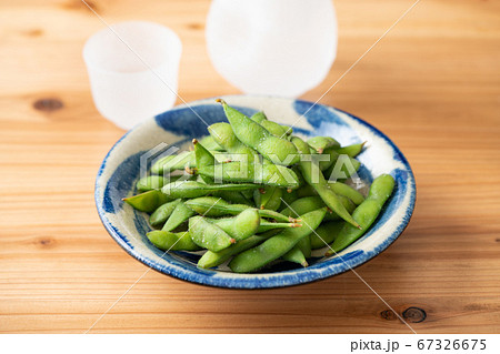 皿に盛られた枝豆 皿に盛られた枝豆 67326675