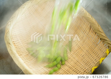 茹でた枝豆をザルにあける 67326786