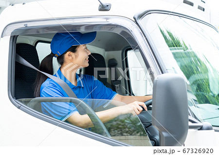 トラックを運転する若い女性ドライバー トラックを運転する若い女性ドライバー 67326920