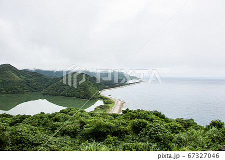 どんよりとした曇り空の、上甑島の長目の浜 67327046