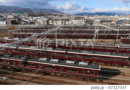 阪急電車　西宮北口の車庫に並ぶ電車 67327347