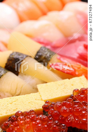 握り寿司　たくさん　数の子　いくら 67327494