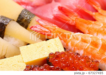 握り寿司　たくさん　数の子　いくら　エビ 67327495