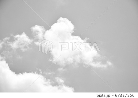 大空と白い涌き雲　浮雲と涌き雲　流れる白い雲 67327556